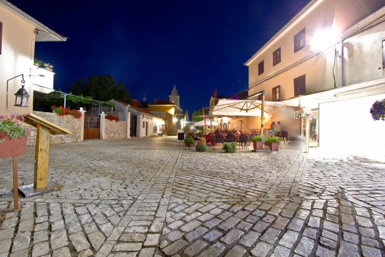 Apartment In Nin With Terrace, Air Conditioning, Wi-Fi Buitenkant foto